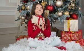 Criança recebendo Presente de Natal