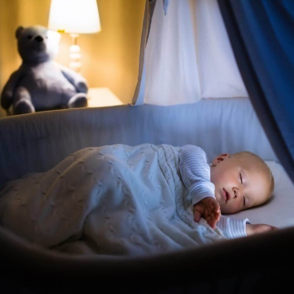 Bebê dormindo com Luz Branca