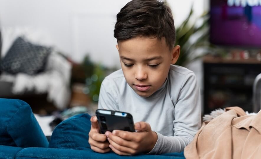 Amigos meninas ao ar livre e smartphone para conexão de jogos