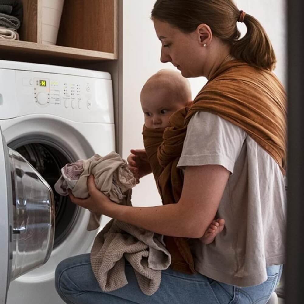 Mãe lavando roupa