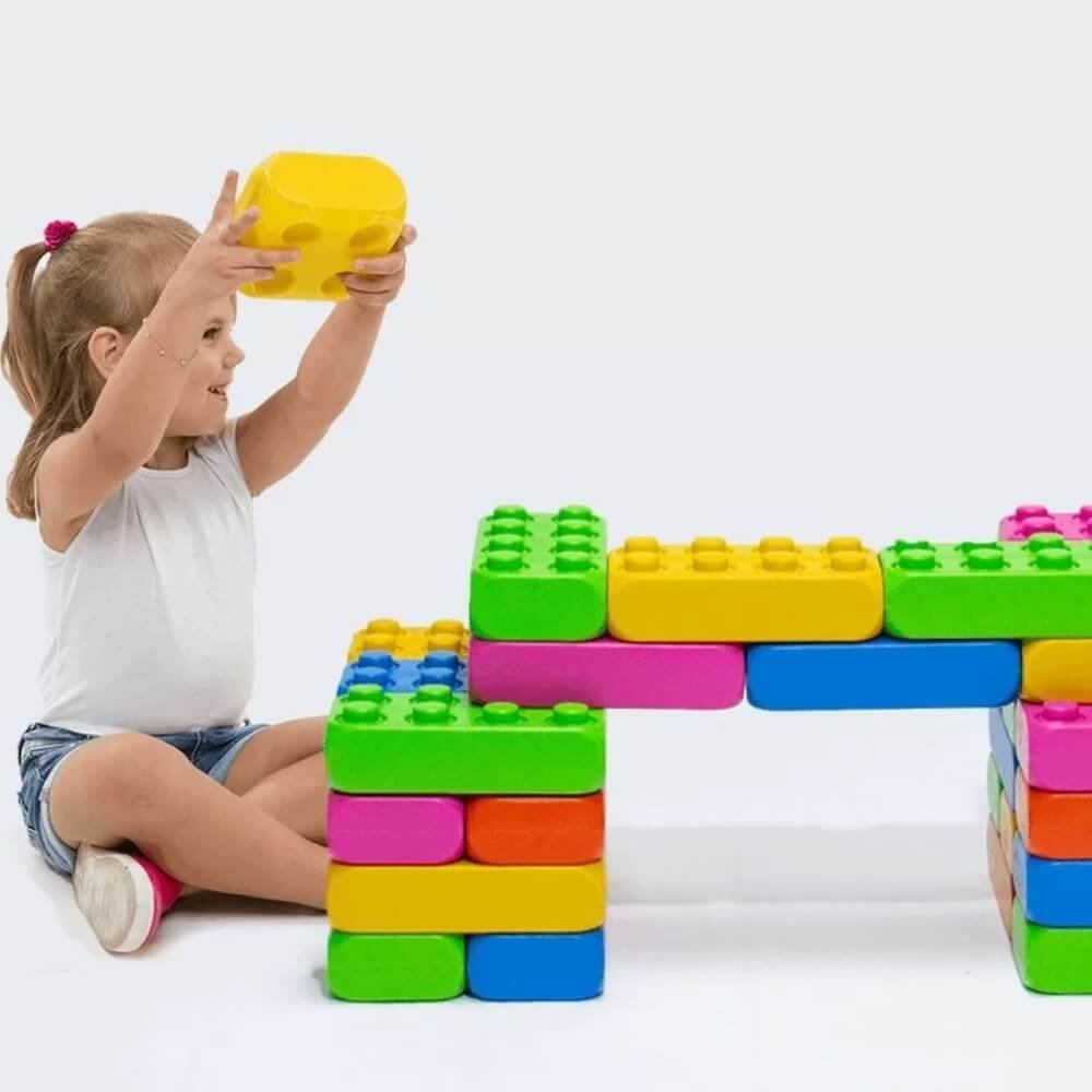 Criança brincando com bloco de montar