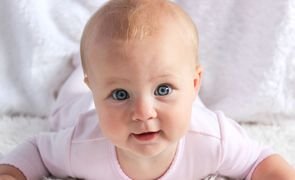 Menina bebê de olho azul
