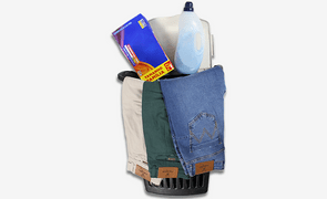Cesto de Roupa com bombachas e calça jeans pendurados para fora com Produtos de Limpeza em cima