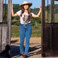 Mulher com Calça Jeans e Camisa da Maragata abrindo o portão