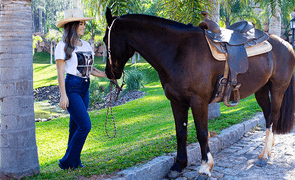 Mulher vestido Maragata com um cavalo do lado