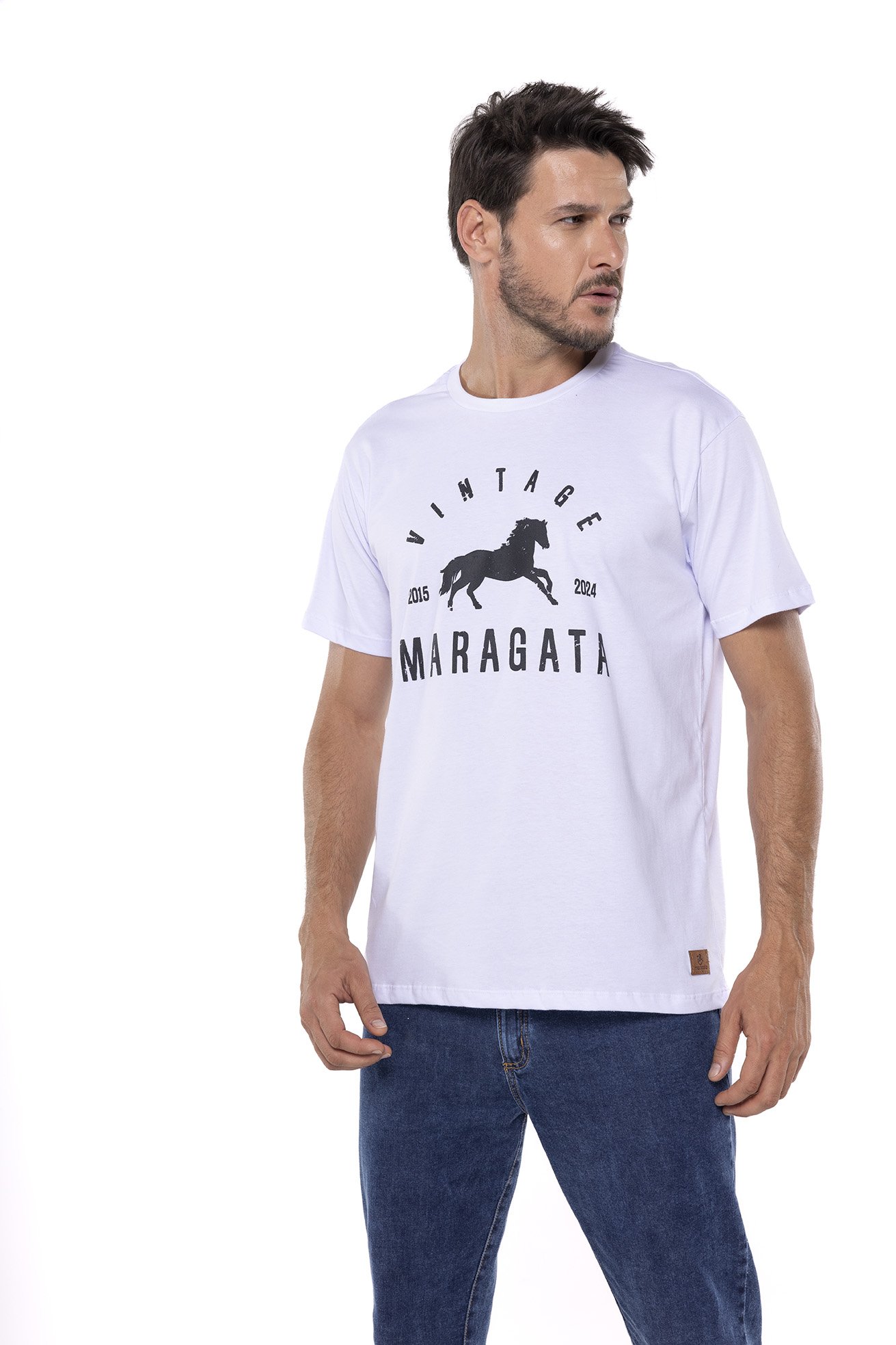 Homem vestindo a camiseta vintage da Maragata, na cor branca