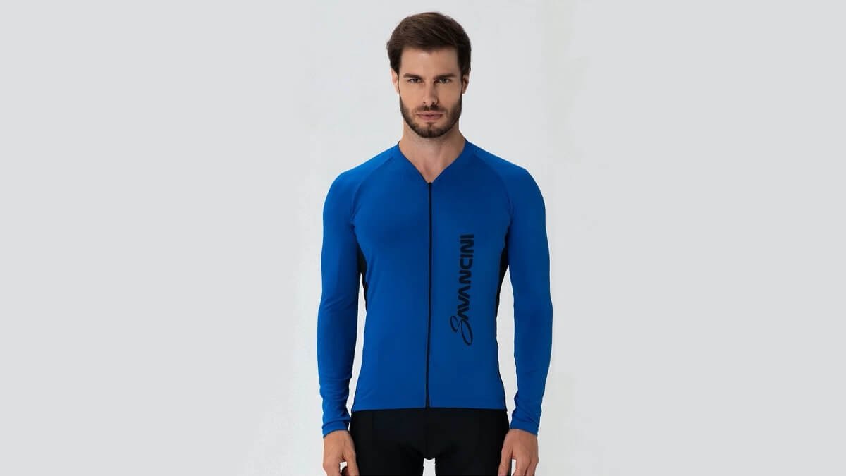 Homem com camisa de ciclismo Savancini azul