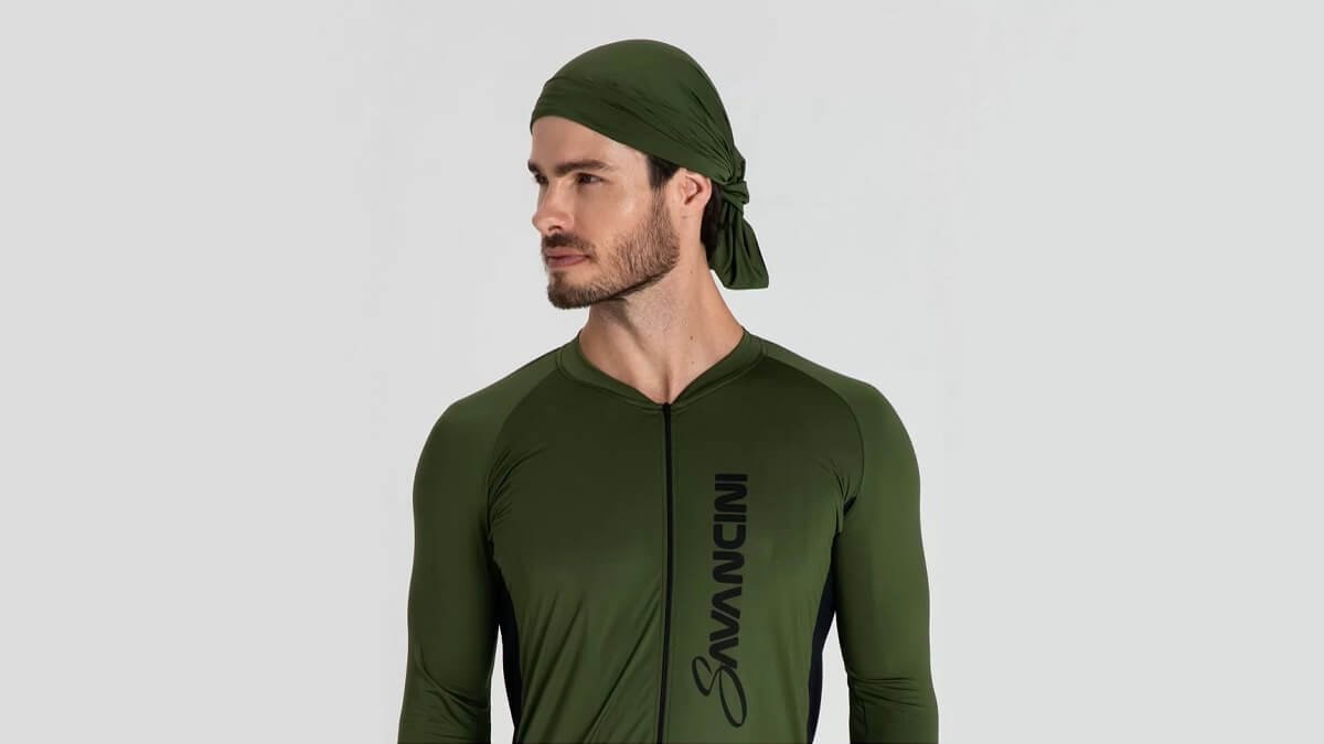 Homem com bandana verde da mesma cor que sua roupa de ciclismo - Como usar bandana de ciclismo