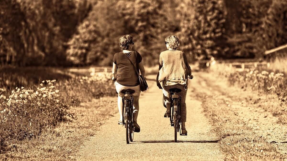Duas senhoras andando de bicileta