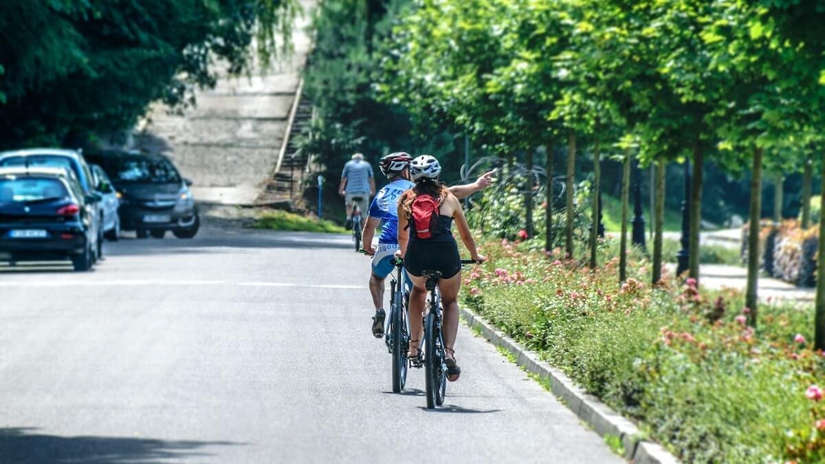 Dois ciclistas em uma cidade