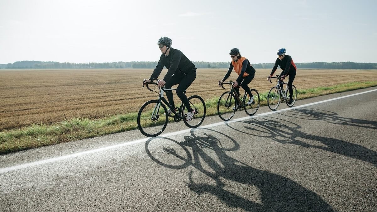 Grupo de ciclistas pedalando juntos