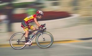 Homem em alta velocidade com a bicicleta