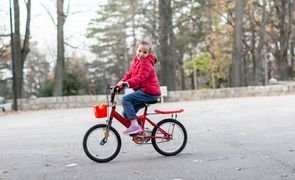 Criança de bike