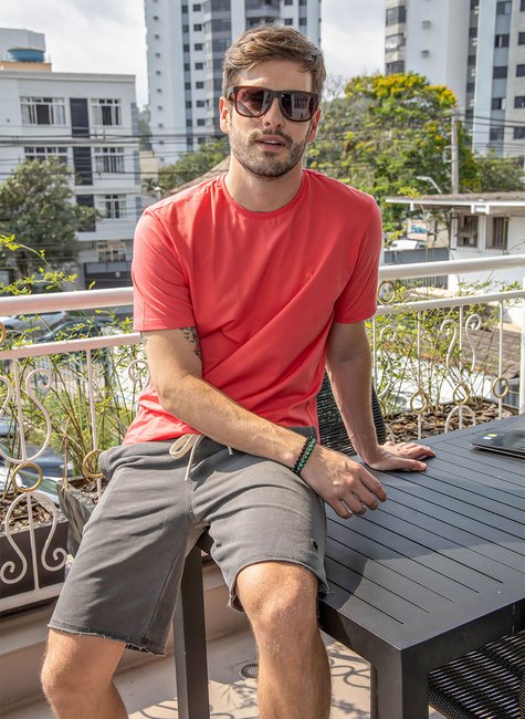 Camiseta Masculina Básica Regular Fit em Meia Malha Cereja Camiseta Masculina Básica Regular Fit em Meia Malha Cereja