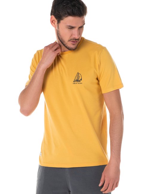 Camiseta Estampa Barco no Peito Slim Fit Amarela Camiseta Estampa Barco no Peito Slim Fit Amarela
