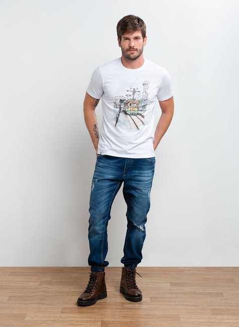 Camiseta Masculina Slim Fit em Meia Malha Cor Branca Estampa Aquarelada de Trem Camiseta Masculina Slim Fit em Meia Malha Cor Branca Estampa Aquarelada de Trem