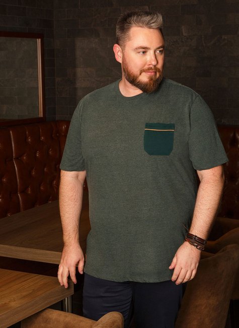 Camiseta Masculina Plus Size Malha Mescla com Bolso Liso, Cor Verde Escuro Camiseta Masculina Plus Size Malha Mescla com Bolso Liso, Cor Verde Escuro