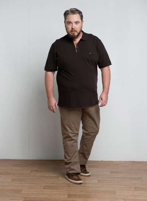 Polo Masculina Plus Size de Piquet Marrom com Peitilho em Suede Polo Masculina Plus Size de Piquet Marrom com Peitilho em Suede