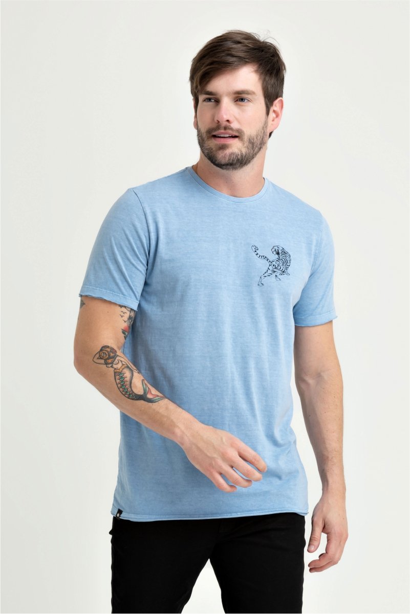 t-shirt-masculina-slim-fit-meia-malha-estampada-estonada-azul-safira-se0301254-pt0145.jpg