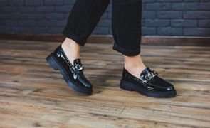 pés femininos com calçados pretos