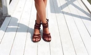 pés femininos com sandálias