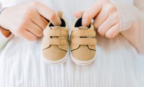 mostrando calçados de bebê