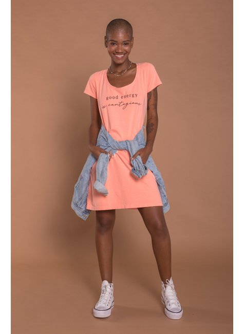Foto: Neon: saia laranha com bolsa estampada e tênis - Purepeople