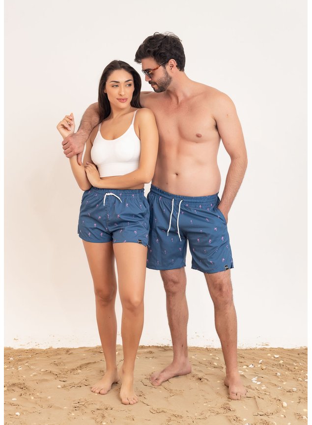 https://global.cdn.magazord.com.br/trestrevo/img/2022/10/produto/2689/casal-usando-beach-shorts-kit-casal-coqueiro-rosa-tres-trevo.jpg?ims=fit-in/635x865/filters:fill(white)