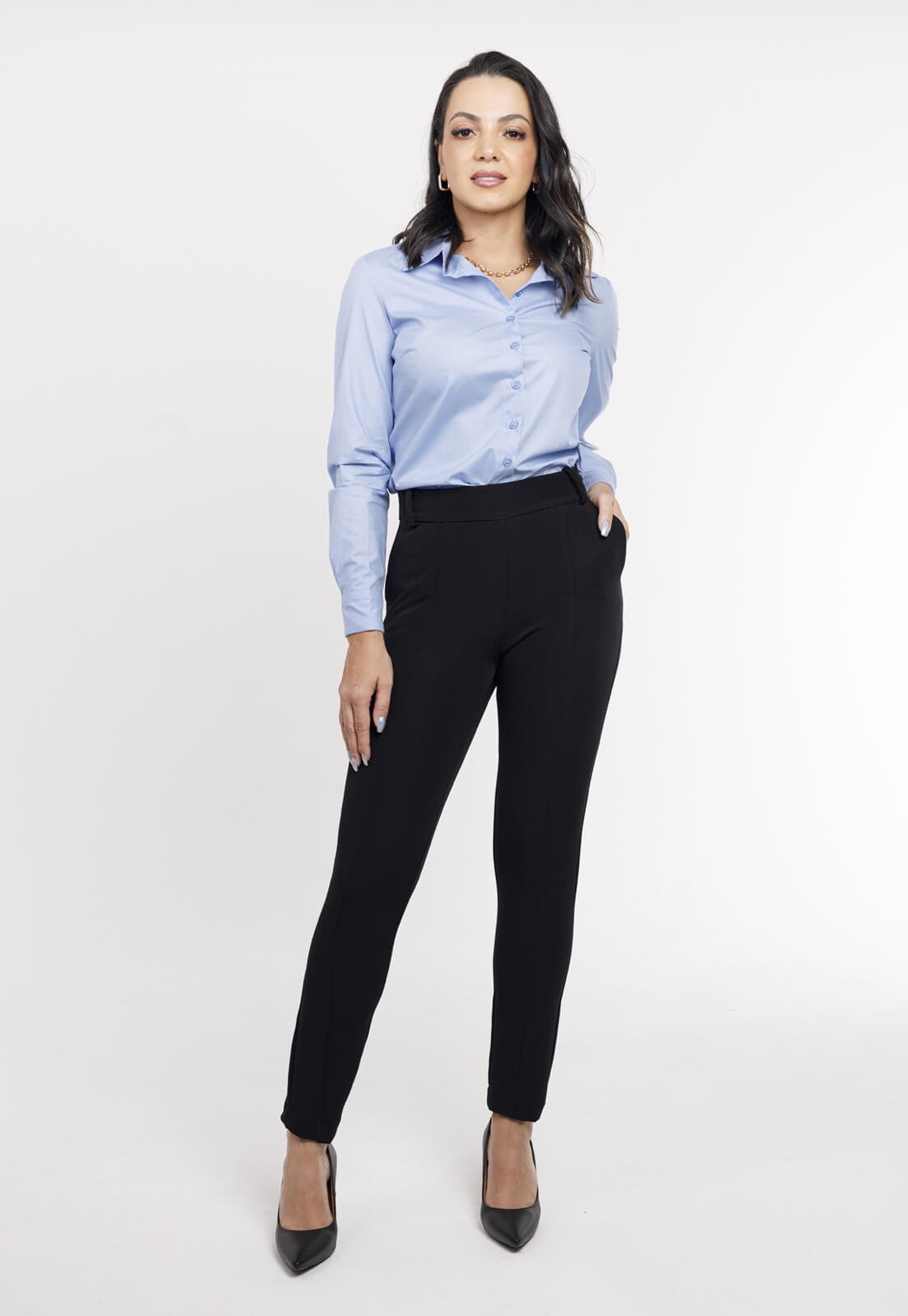 Calça preta e camisa hot sale azul