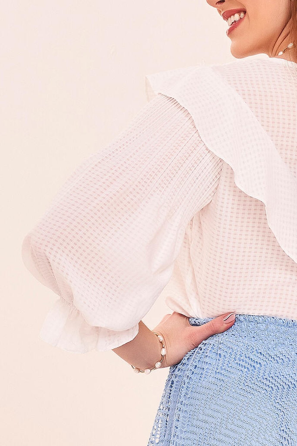Blusa estampada com mini folho no decote e punhos