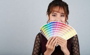 mulher segurando paleta de cores para descobrir a coloração pessoal