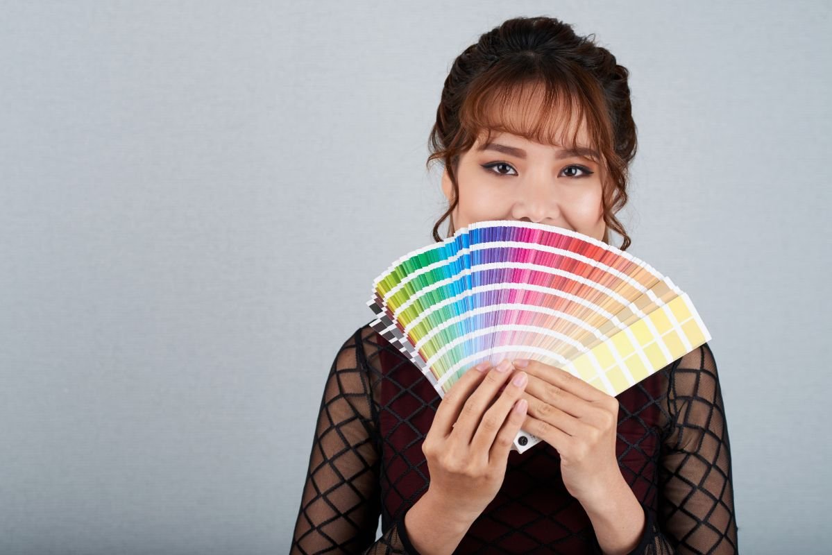 mulher segurando paleta de cores para descobrir a coloracao pessoal