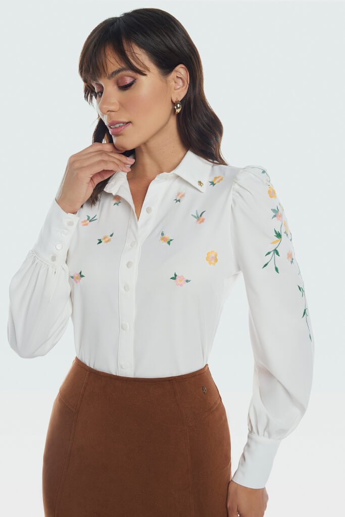 02 camisa com bordado floral via tolentino