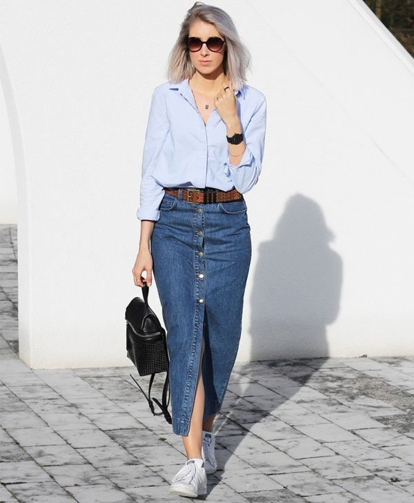 mulher vestindo saia jeans midi look street style camisa tenis